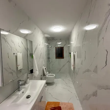 Elezi Centre Apartament *